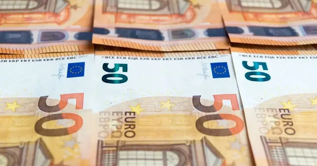 Stacked EUR 50 banknotes, symbolising a payment owed between a debtor company and a creditor