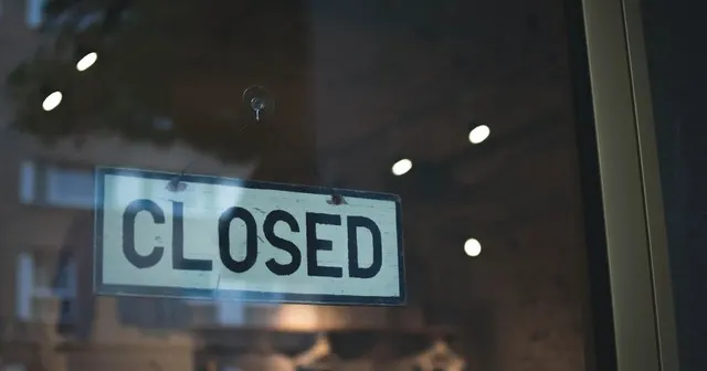 A CLOSED sign in the window of a shut business – closing a company by liquidation
