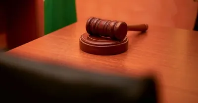 A judge's gavel in a courtroom, symbolising judicial review of delays and refusals at the Commercial Register